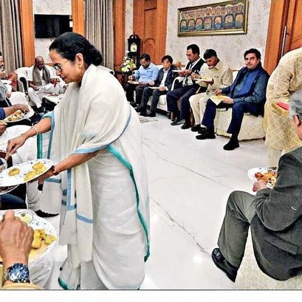 மகா மாநாட்டுக்கு வந்த தலைவர்களுக்கு உணவு பரிமாறி மகிழ்ந்த மம்தா பானர்ஜி!