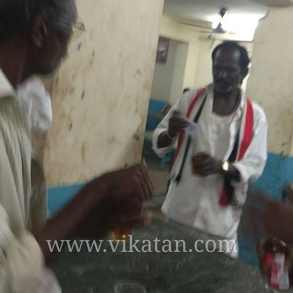 `எங்களை எப்படி வீடியோ எடுக்கலாம்?’ தனியார் தொலைக்காட்சி ஒளிப்பதிவாளரைத் தாக்கிய அ.தி.மு.க. தொண்டர்கள்