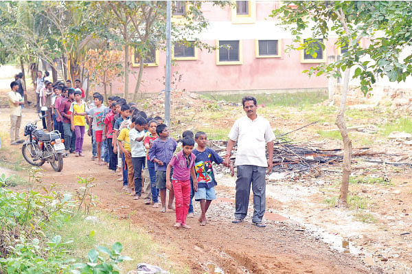 ‘கண்ணீர் துடைக்கும் கைகளும் உண்டு!’