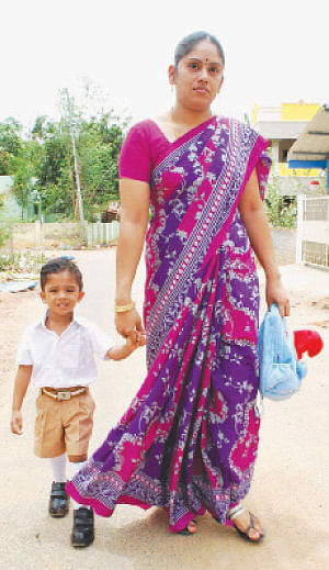 பள்ளிக்குப் போகலாம் கை வீசு!