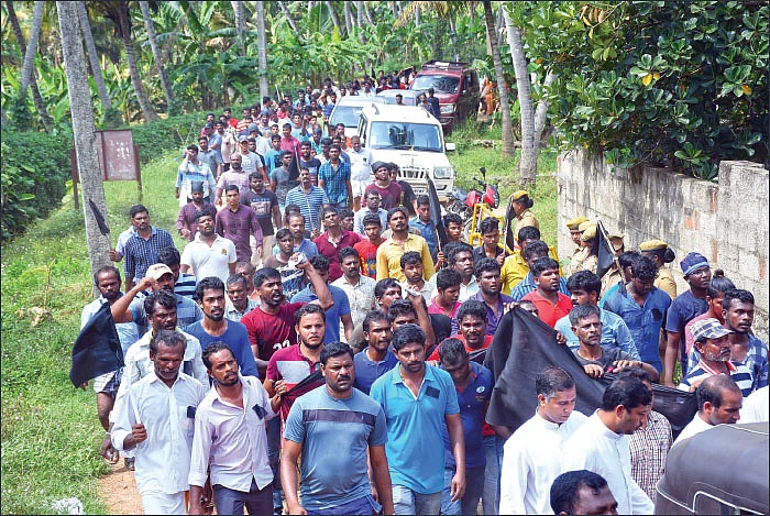“சோறா கேட்டோம்... நீரா கேட்டோம்... குடியிருக்க வீடா கேட்டோம்?”