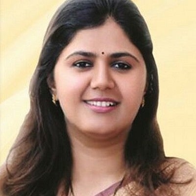 பாஜக-வில் ஓரங்கட்டப்படுகிறாரா பங்கஜா முண்டே?! - கோபிநாத் முண்டே மகளை சிவசேனா பக்கம் இழுக்க திட்டம்