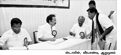 பேட்ஜ் குத்திவிட்டு பேலன்ஸ் பண்ணினார்!