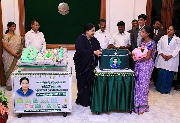 'அம்மா குழந்தை நல பரிசு பெட்டகம்' திட்டம்: ஜெயலலிதா தொடங்கி வைத்தார்!