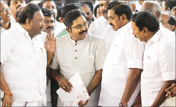 ‘அஞ்சாறு அணி... ஆளுக்கொரு கொடி...!’ - ஜெயலலிதா தொண்டர்கள் யார் பக்கம்?