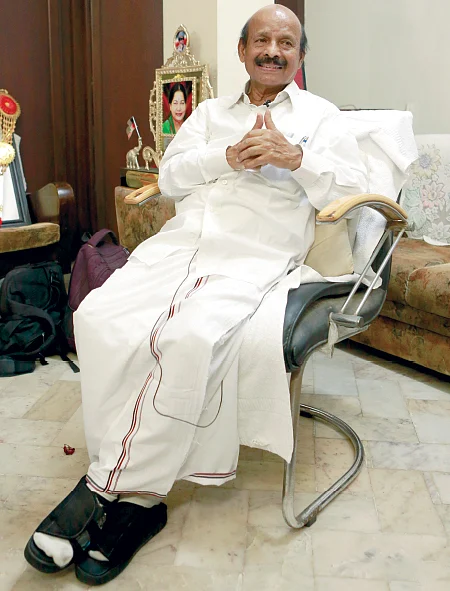 “அம்மாவுக்குத் தெரியாமலேயே பிராக்ஸி கவர்மென்ட் நடத்தினார் சசிகலா!”