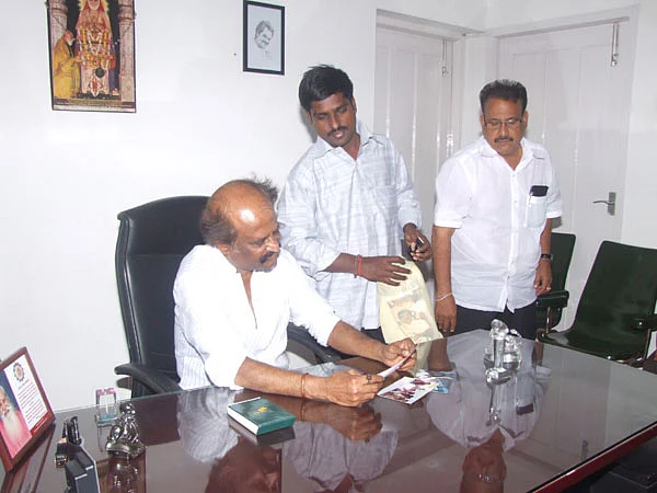 சீக்கிரமே வருவேன்... நல்லதே நடக்கும்! : ரசிகனிடம் ரஜினி சத்தியம்