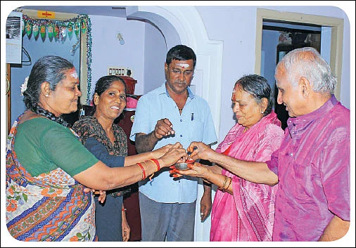 உழவாரப் பணி செய்வோம்! - பொலிவுபெற்றது திருக்குளம்... உருவானது நந்தவனம்!
