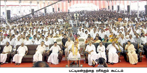 இங்க கனியும் கிடையாது.. மொழியும் கிடையாது!