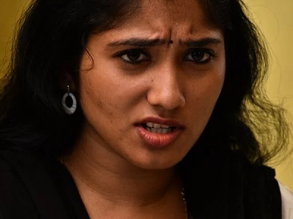 `பிக் பாஸ்’ ஜூலி கொடுத்த மோசடிப் புகார்... பைக், தங்க செயினை திருப்பிக் கொடுத்த அழகுநிலைய மேலாளர்!
