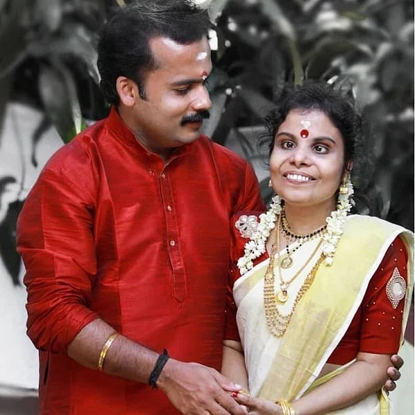 மிமிக்ரி கலைஞருடன் பாடகி வைக்கம் விஜயலட்சுமிக்கு நிச்சயதார்த்தம்!