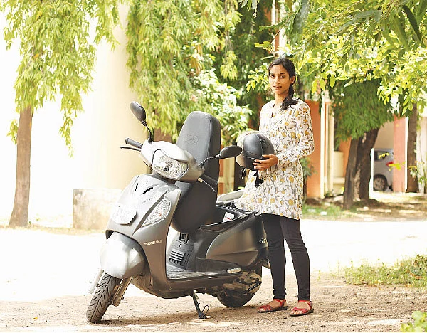 ஹெல்மட்டா... மேக்கப் கலைஞ்சுரும்ல!
