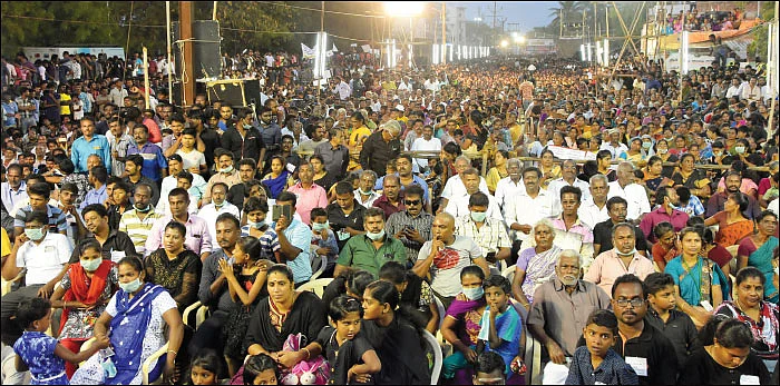 “காற்று வரக்கூடாதுன்னு ஜன்னலை மூடறோம்!”