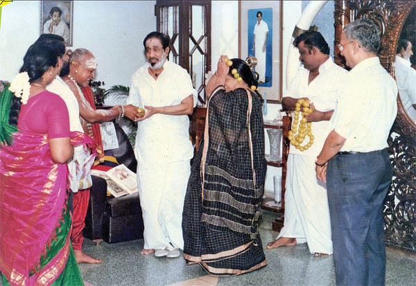 இதோ... எந்தன் தெய்வம் - 8