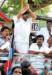 பெட்ரோல் போட பங்கு பங்கு... மக்கள் எல்லாம் லொங்கு லொங்கு !