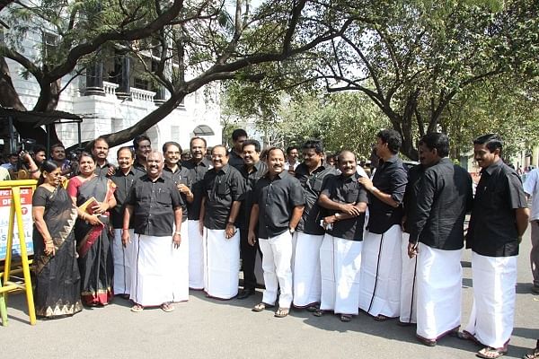 சட்டப்பேரவைக்கு கறுப்புச் சட்டை! - வந்த வேகத்தில் கிளம்பிய ஸ்டாலின் #TNBudget2018