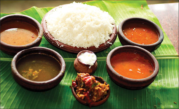 கச்சப் பொடி மீனுடன் ஒட்டு மாங்காய்; மண்பானை சமையலில் ஒரு புல் மீல்ஸ்! சோறு முக்கியம் பாஸ் - 21