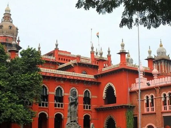 சென்னை: கண்ணீர் அஞ்சலி போஸ்டர் விவகாரம்... எடப்பாடி, போலீஸுக்கு எதிராக உயர் நீதிமன்றத்தில் மனு!