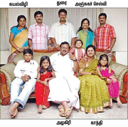 மகள்களுடன் மெளனப் போராட்டம்!