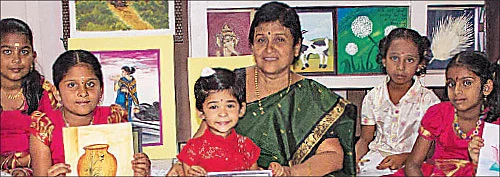``குழந்தைகளின் சந்தோஷத்தை அவர்களிடம் ஒப்படைக்க வேண்டும்!” - மனோன்மணி
