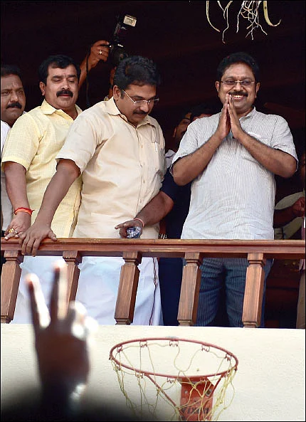“திரும்பி வந்துட்டேன்னு சொல்லு!” - தினகரன் 2.0
