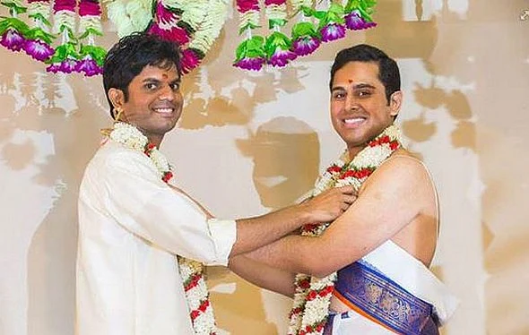 பெற்றோர் ஆசியுடன் இந்திய வம்சாவளி ஆண் ஓரின சேர்க்கையாளர்கள் அமெரிக்காவில் திருமணம்!
