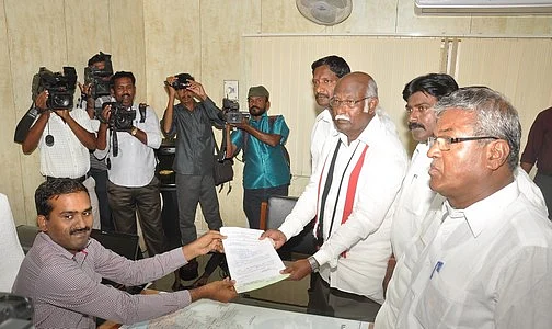 ராமநாதபுரத்தில் வேட்புமனு தாக்கல் செய்தார் அன்வர்ராஜா!