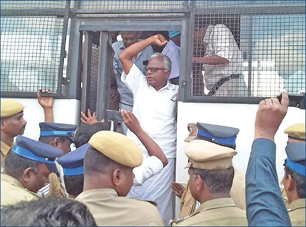 எரிவாயு பிரச்னை... ஊரைக் காலிசெய்யும் கிராம மக்கள்!