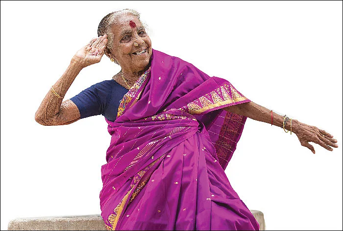 ``நான் மட்டும்தான் உயிரோட இருக்கேன்!” - 80 வயதிலும் சதிர் ஆடும் முத்துக்கண்ணம்மா