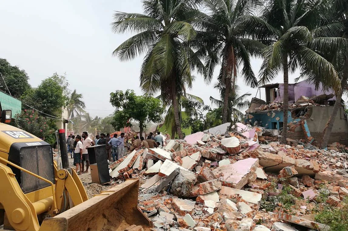 'நீதி மன்றங்கள், கல்லூரிகளை இடிக்க முடியுமா?' - வீடுகள் இடிக்கப்பட்டதற்கு எதிராகக் கொதித்த சீமான்!