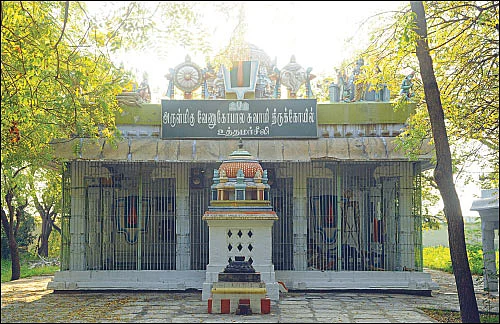 ‘குழலின் நாதம் காதிலே...’