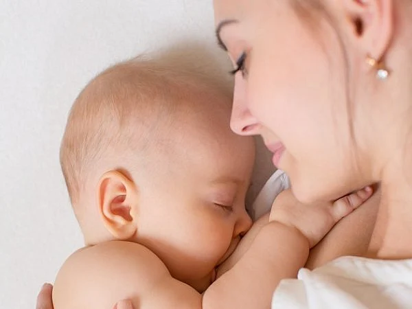தாய்ப்பால் புகட்ட சிறந்த 5 நிலைகள்! I BreastFeedingWeek #VisualStory