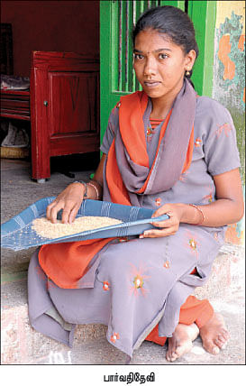 வறுமையில் செம்மை... பிரமிக்க வைக்கும் ப்ளஸ் டூ பெண்கள் !