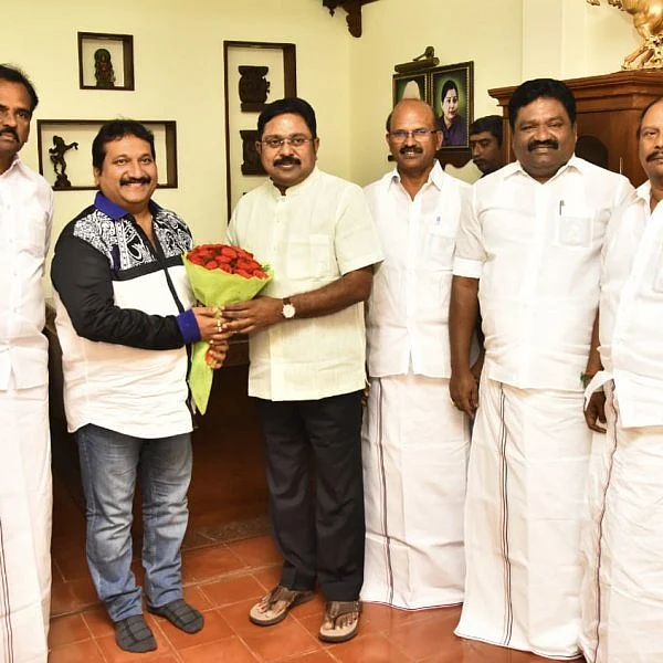 `பாடகர் டு அரசியல்வாதி!’ - அ.ம.மு.க-வில் இணைந்தார் மனோ