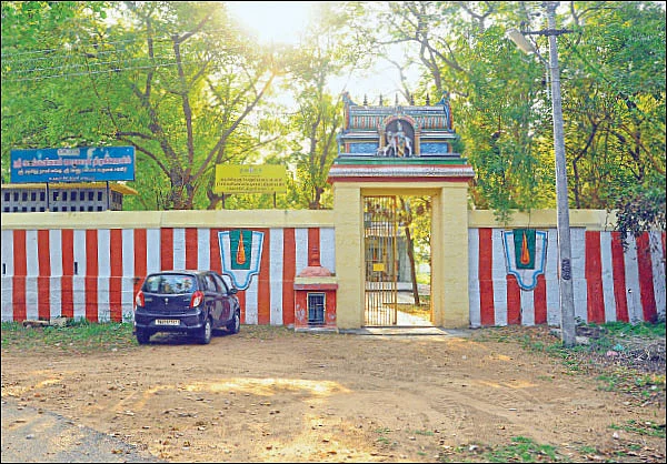 ‘குழலின் நாதம் காதிலே...’