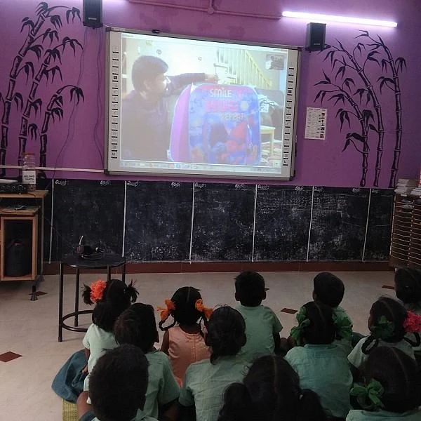 "ஸ்கைப் மூலம் ஆங்கிலப் பயிற்சி வகுப்புகள்!" - அசத்தும் அரசுப் பள்ளி