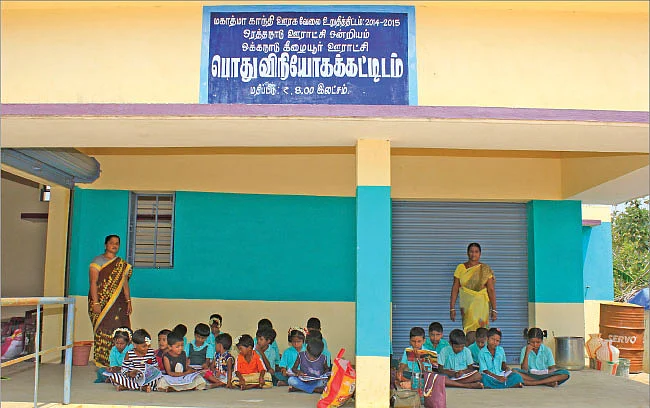 மரத்தடி... திண்ணை... இப்போது ரேஷன் கடை... அலைக்கழிக்கப்படும் மாணவர்கள்...
