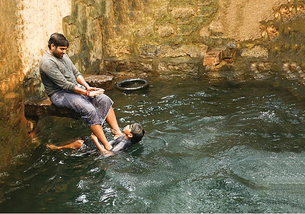“அப்பா, மகன் ரெண்டுபேரும் திருடர்கள்!”