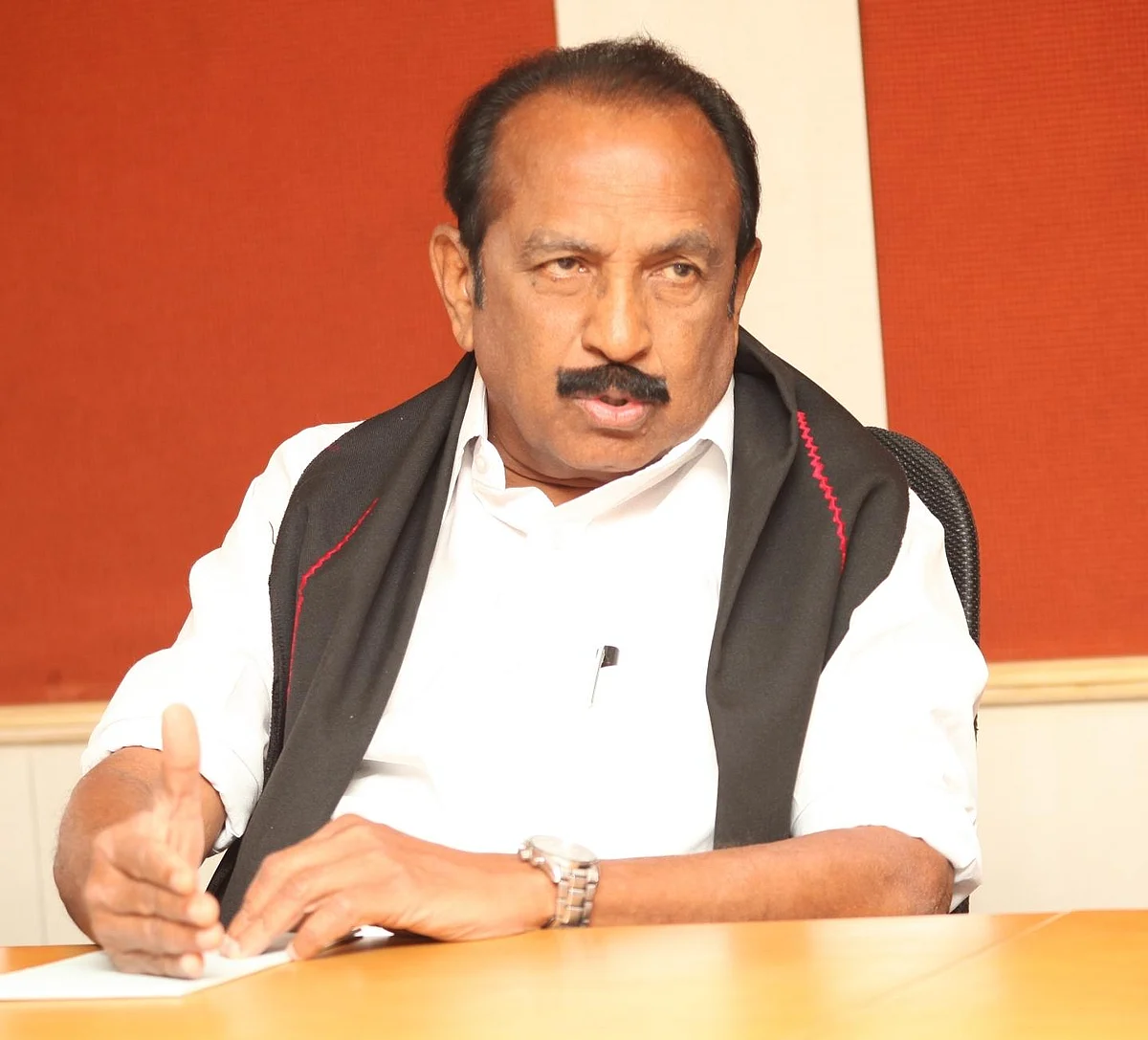 "உங்கள் கறுப்புத் துண்டைக் கொடுங்கள்!" - வைகோவிடம் நெகிழ்ந்த மம்தா!