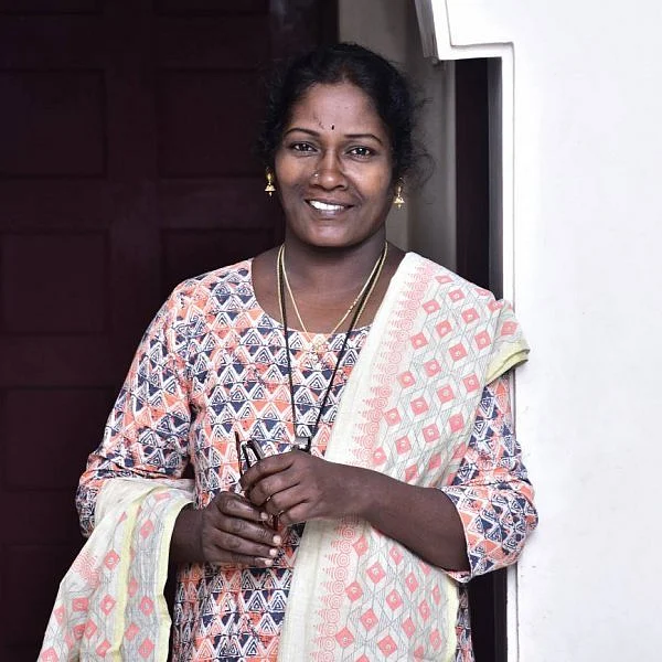 இந்த ஆசிரியை மாணவர்களின் வீட்டுக்குச் சென்று பரிசு அளிப்பது எதற்காகத் தெரியுமா? #CelebrateGovtSchool