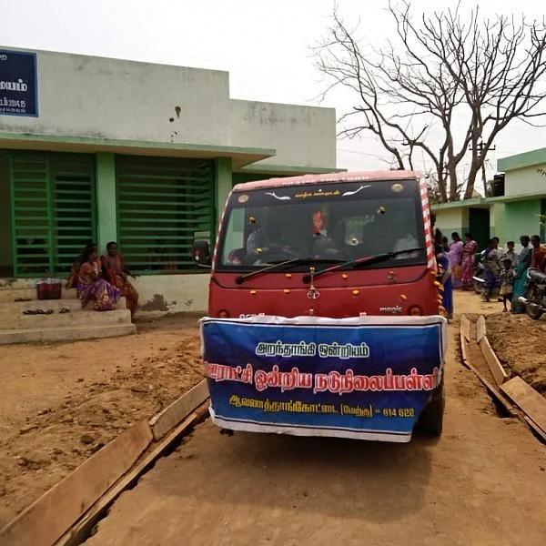 `இனி நடந்து வர வேண்டாம்; வேனில் பயணிக்கலாம்!' - மாணவர்களை ஆச்சர்யப்பட வைத்த அரசுப் பள்ளி