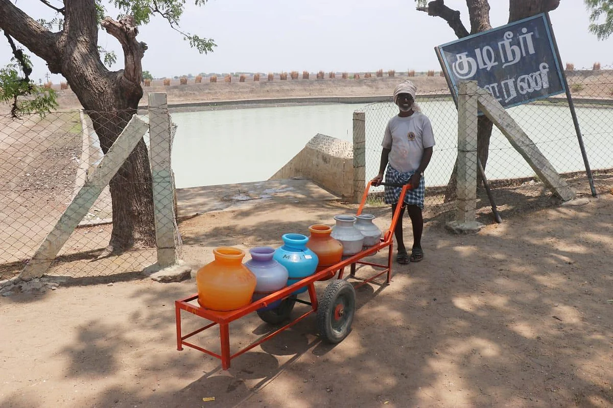 கோடையிலும் நிரம்பித் ததும்பும் ராமநாதபுரம் செவல்பட்டி ஊரணி; வேலியமைத்துப் பாதுகாக்கும் கிராம மக்கள்!