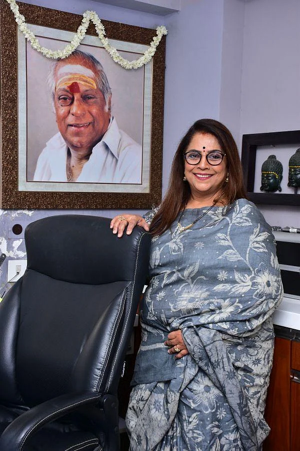 ``100 கோடி வருமானம்... ராயல்டி கேட்ட ஶ்ரீப்ரியா... அப்பாவுக்கு பெடிக்யூர்!" - லதா மோகனின் பிசினஸ் சுவாரஸ்யம்