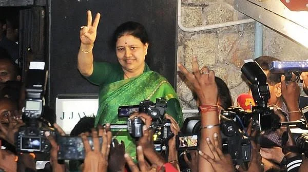 `வலி வரும்போதுதான் மற்றவர்களுக்குப் புரிகிறது!' - சசிகலாவை முன்னிறுத்தும் அ.தி.மு.க எம்.எல்.ஏ-க்கள்