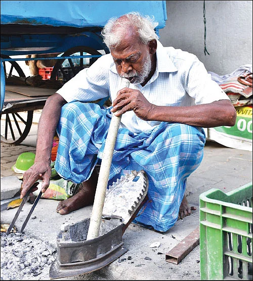 “உழைச்சுப் பழகுன உடம்புக்கு ஓய்வெடுக்கப் பிடிக்காது” - இஸ்திரி தொழிலாளி கண்ணன்