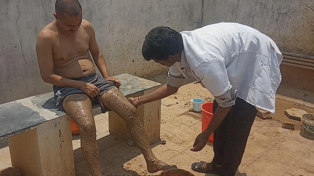 உடல் சூட்டைப் போக்கும்... சரும பாதிப்புகளைத் தடுக்கும் 'மண் குளியல்' சிகிச்சை!
