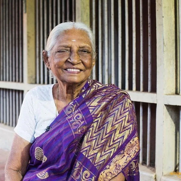 `25 வருச அனுபவத்துக்கு மூக்கு மேல பலன்!'- ஆன்லைனில் கலக்கும் மசால் பொடி சாரதா பாட்டி