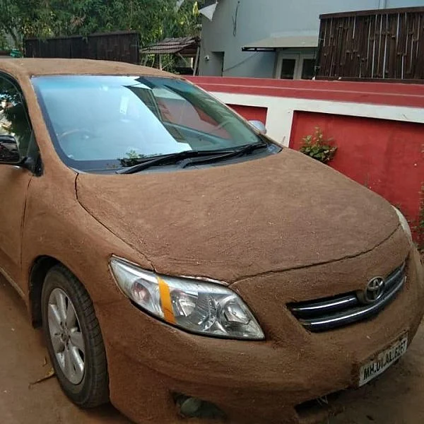 `வெயில் கொடுமை தாங்கல!' - மாட்டுச் சாணத்தால் காரை மெழுகிய `பலே' ஓனர்