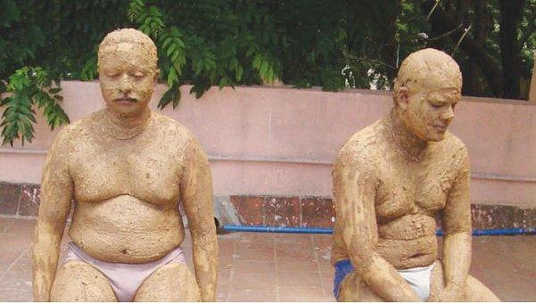 உடல் சூட்டைப் போக்கும்... சரும பாதிப்புகளைத் தடுக்கும் 'மண் குளியல்' சிகிச்சை!
