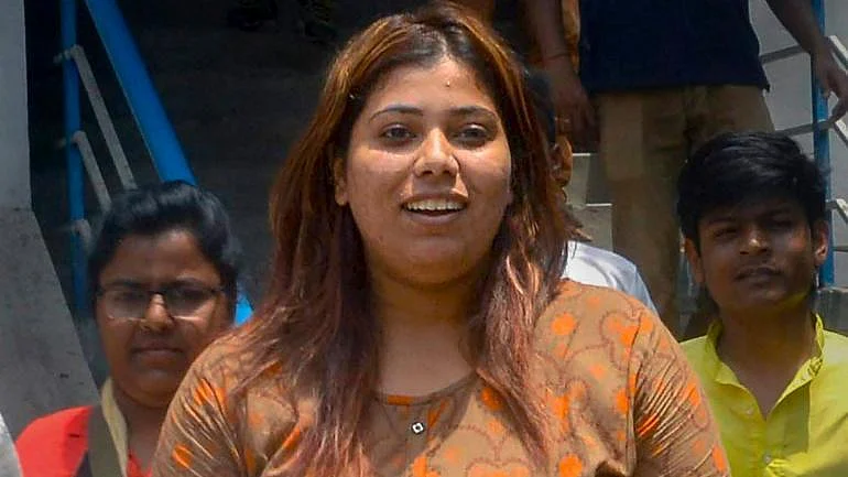 `சிறையில் மோசமா நடந்தாங்க; டாய்லெட்டில் தண்ணீரில்லை!' - மம்தா குறித்து மீம் போட்ட பா.ஜ.க நிர்வாகி